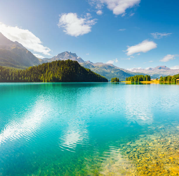 hermoso lago alpino champfer en hermoso día de verano. - champfer fotografías e imágenes de stock