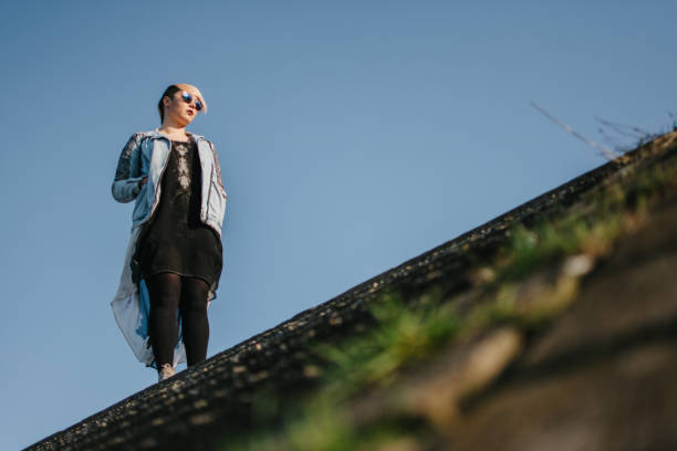 jovem elegante - wind textile women retro revival - fotografias e filmes do acervo