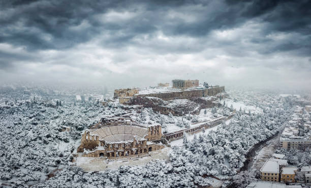 świątynia partenonu i teatr herozji na akropolu w atenach z lodem i śniegiem - greece athens greece parthenon acropolis zdjęcia i obrazy z banku zdjęć