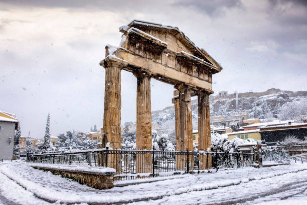 la famosa puerta de atenea archegetis en atenas con espesa nieve durante el invierno - roman agora fotografías e imágenes de stock