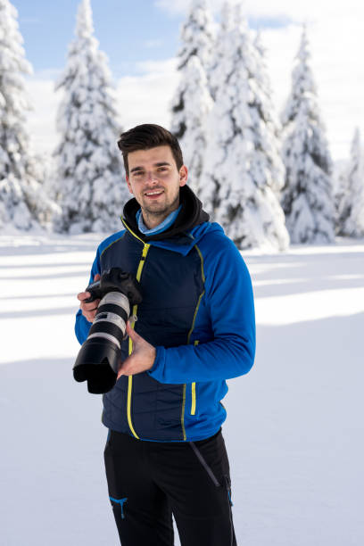 homem maduro tirando fotos no idílio de inverno julian alpes, eslovênia, europa - sport exercising men julian alps - fotografias e filmes do acervo