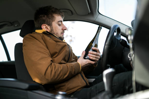 mężczyzna pijący alkohol podczas jazdy - drunk driving accident teenager zdjęcia i obrazy z banku zdjęć