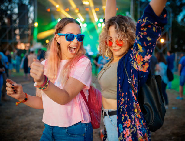 女性朋友在節日裡跳舞和舉臂演奏好音樂 - midautumn festival 個照片及圖片檔