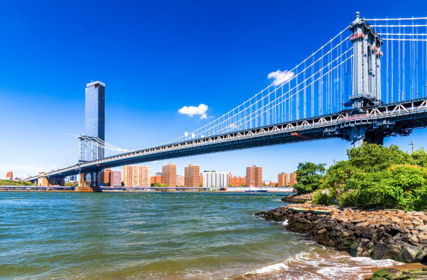 ponte de manhattan em nova york, estados unidos da américa - new york state skyline new york city vibrant color - fotografias e filmes do acervo