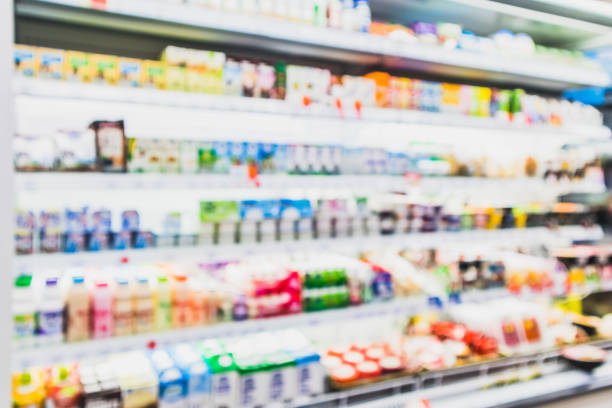 variedad borrosa de yogur de beber, leche de soja, leche y bebida saludable en los estantes del congelador en la tienda de conveniencia - soybean merchandise soy milk milk fotografías e imágenes de stock