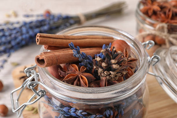 aroma potpourri con diferentes especias en tarro, vista de primer plano - flores secas fotografías e imágenes de stock