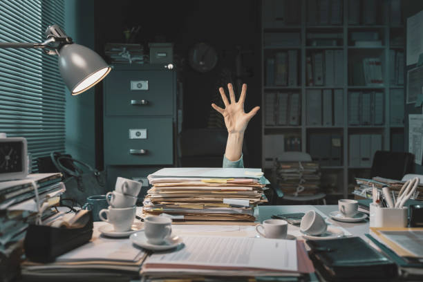 kantoormedewerker overweldigd door papierwerk - stress stockfoto's en -beelden