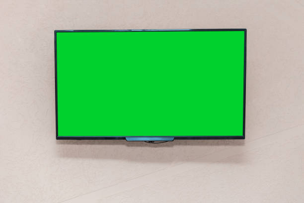 grand ensemble moderne de tv avec l’écran large avec l’espace vide vert de chromakey - key house house key green photos et images de collection