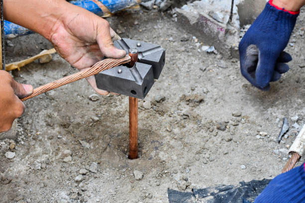 lavoratori che lavorano su un sistema di terra protettivo, utilizzato nella costruzione di edifici alti. - single line metal industry construction foto e immagini stock