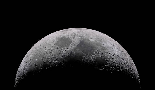 夜空の星の背景を持つ三日月のワックス。太陽と月の暗い面で照らされた小さな月面の素晴らしい眺め。星空のニグスキーで切り取られた劇的な細い線 - 月面 ストックフォトと画像