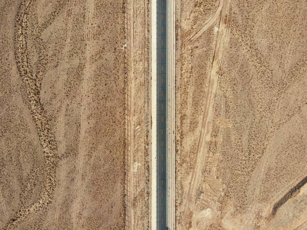 veduta aerea dell'autostrada nel deserto - arid climate asphalt barren blue foto e immagini stock