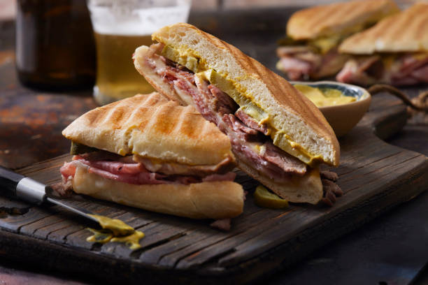 klasyczna kanapka kubańska z grilla - panini sandwich zdjęcia i obrazy z banku zdjęć