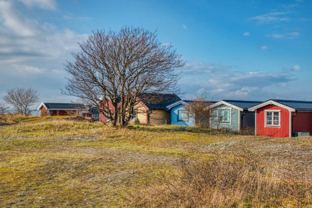 casas de veraneio suecas coloridas mostra uma tradicional e rica vila litorânea sueca e transmite um conceito de estilo de vida escandinavo - klagshamn - fotografias e filmes do acervo