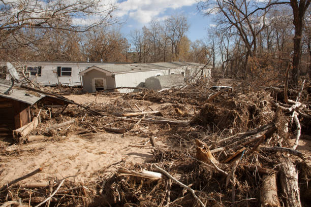 l’inondation de st. vrain creek a détruit le parc de maisons mobiles lyons colorado catastrophe - st vrain photos et images de collection