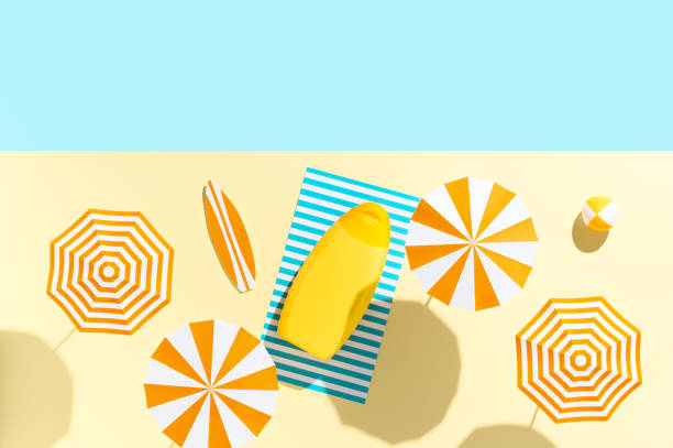 Sunscreen ad template, mockup. Concept of skincare during sunbathing under summer sunshine. Creative still life with tube of sunscreen and miniature beach accessories. Top view, copy space plantilla de anuncio de protector solar, maqueta. concepto de cuidado de la piel durante el tomar el sol bajo el sol de verano. vida útil creativa con tubo de protector solar y accesorios de playa en miniatura. vista superior, espacio de copia