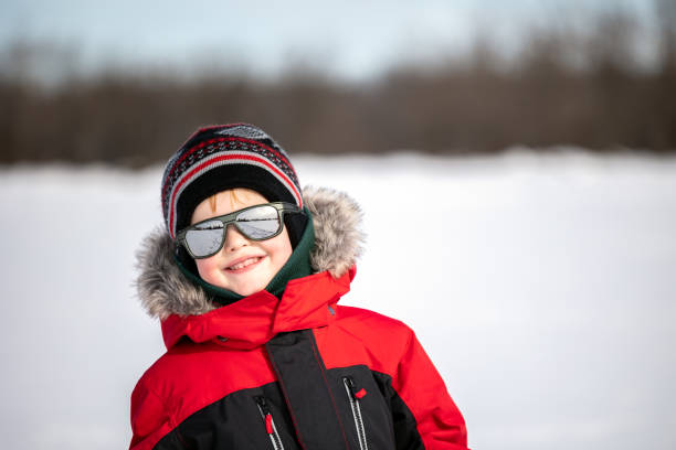 portret cute ruda chłopiec na zewnątrz w zimie - snowshoeing snowshoe child winter zdjęcia i obrazy z banku zdjęć