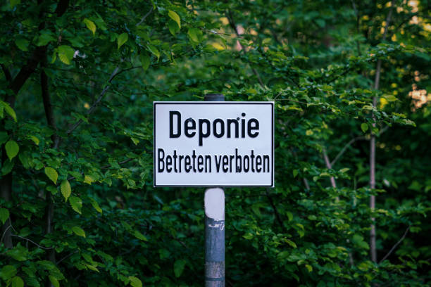 istock Sign: Deponie Betreten verboten (German for: Landfill, do not enter) 1304931647