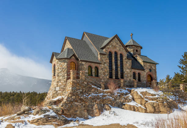 cappella di santa caterina sulla roccia. chiesa nelle montagne rocciose. - catherine park foto e immagini stock