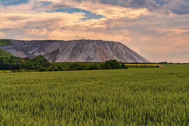 le tas de butin de la mine de potasse près d’altenhagen, basse-saxe, allemagne - steinhuder meer photos et images de collection