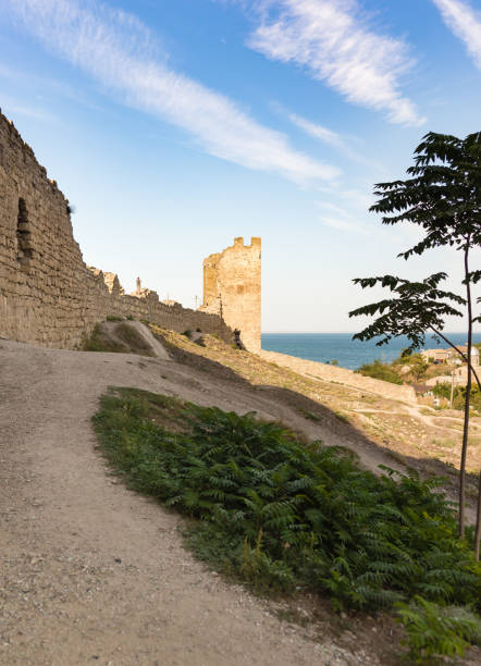 fortaleza medieval de kafa en la orilla del golfo de feodosia. atracción turística de la ciudad turística - kafa fotografías e imágenes de stock