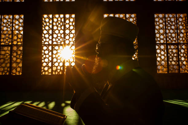 ramazan ayında kur'an okuyan imam - cami fotoğraflar stok fotoğraflar ve resimler