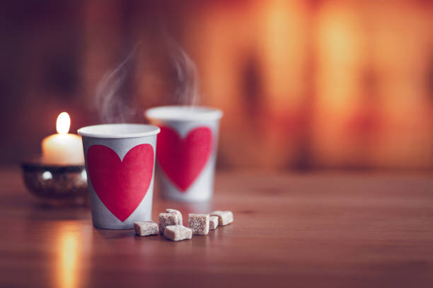 xícaras de café com corações - amor e atração - tea cup disposable cup tea sugar - fotografias e filmes do acervo