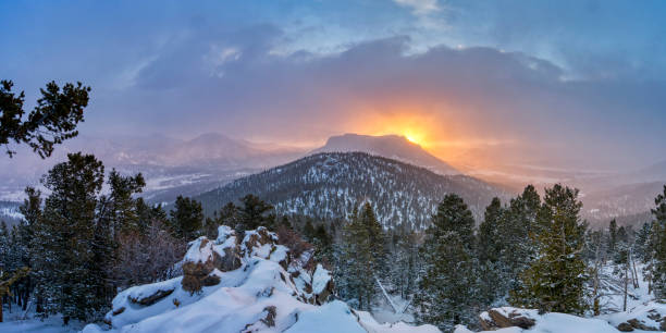 hermoso paisaje de invierno en el parque nacional de las montañas rocosas fuera de estes park, colorado ee.uu. - orange sauce fotografías e imágenes de stock