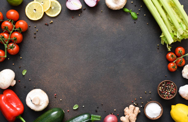 様々な野菜が、コンクリートの背景に円で描かれています。 - vegetable fruit cutting board plank ストックフォトと画像