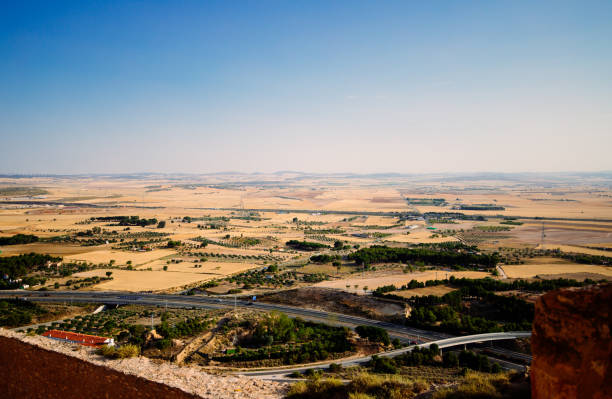 paisaje de una llanura en españa - provincia de albacete fotografías e imágenes de stock