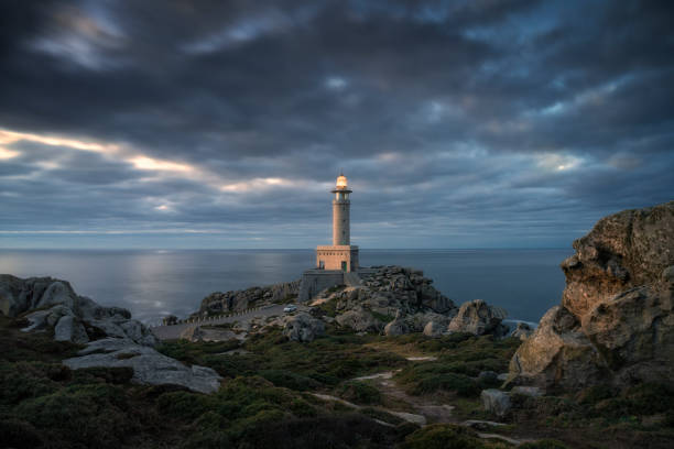 punta nariga leuchtturm. galicien, spanien. - headland stock-fotos und bilder