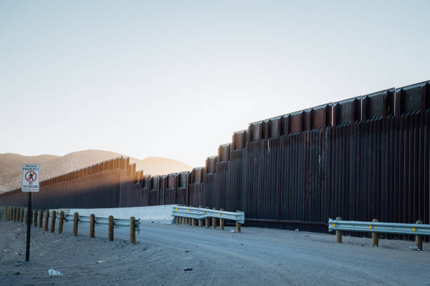 Border Wall At the El Paso Border Crossing Into Juarez US, Mexican border wall that separates El Paso, Texas and Juarez international border barrier stock pictures, royalty-free photos & images