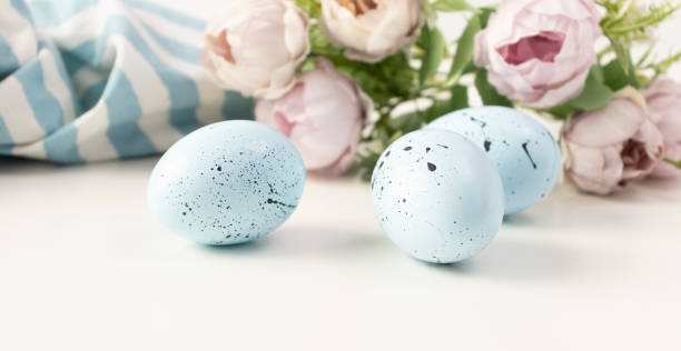 пасхальные окрашенные яйца изолированы на модном синем фоне. минимальная концепция пасхи. - easter remote blue cute стоковые фото и изображения