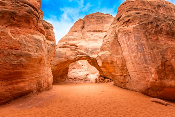 o famoso arco das dunas de areia no parque nacional arches, utah - moab utah cloud desert - fotografias e filmes do acervo