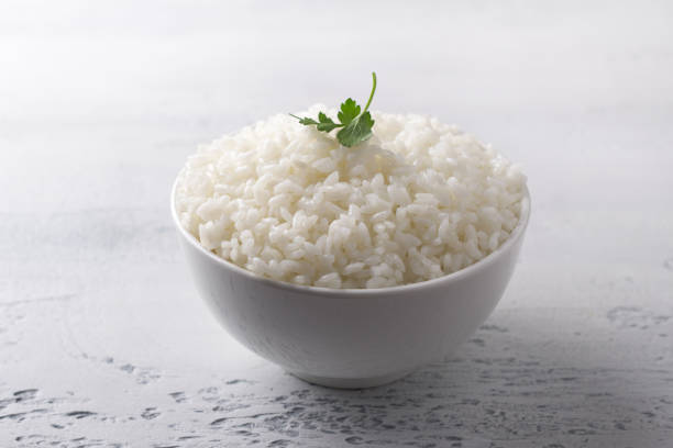 밝은 회색 질감 배경에 조리 된 흰 쌀 그릇 - rice cereal plant white rice white 뉴스 사진 이미지
