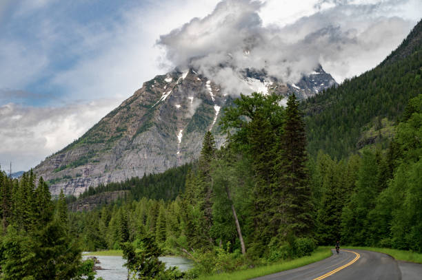 グレイシャー国立公園のサンロードに行く,モンタナ州 - going to the sun road ストックフォトと画像