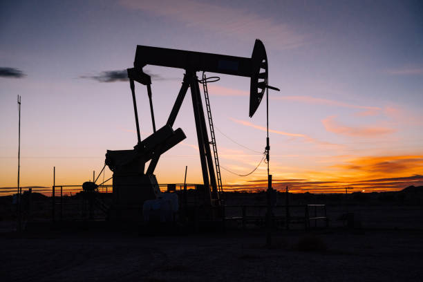 oil pump jack at sunset in the new mexican desert - oil industry industry new mexico oil drill imagens e fotografias de stock