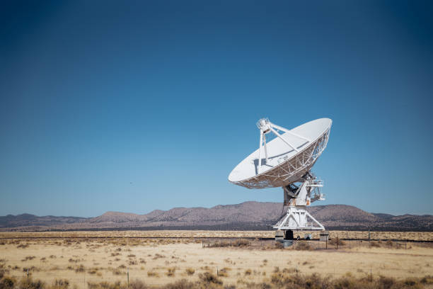 national radio astronomy observatory bekannt als das very large array in socorro, new mexico - satellitenschüssel stock-fotos und bilder