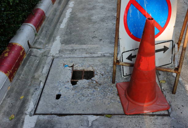 damaged concrete drain lid - sign rusty industry no parking sign imagens e fotografias de stock