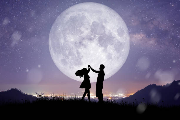 Silueta De Pareja En La Luna Llena - Banco de fotos e imágenes de stock - iStock Silueta De Pareja En La Luna Llena - Banco de fotos e imágenes de stock - iStock