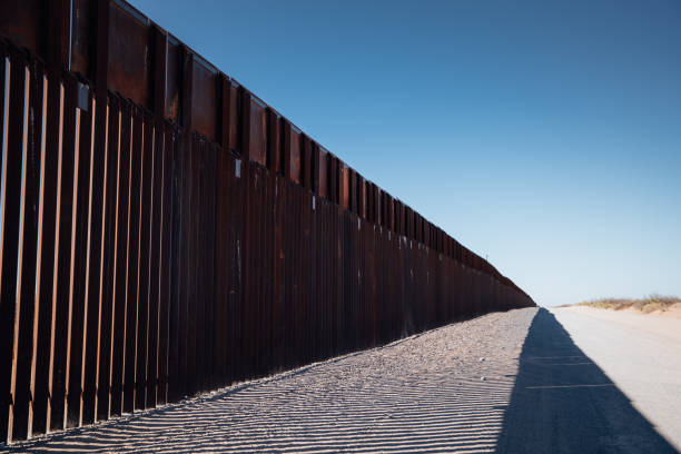 Border Wall At the El Paso US, Mexican border wall that separates El Paso, Texas and Juarez international border barrier stock pictures, royalty-free photos & images