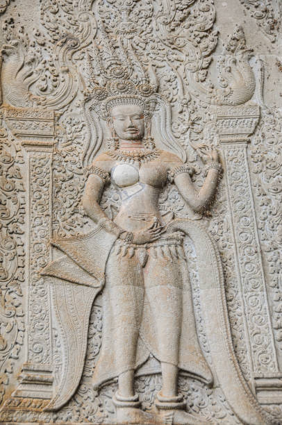 bas relief von apsara am eingang sturm zu angkor wat. - angkor wat prehistoric art apsara angkor stock-fotos und bilder