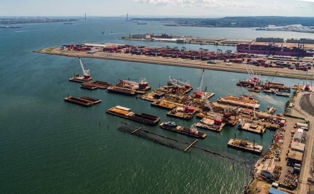 ニュージャージー州の商業港、ドック、コンテナターミナル。 - new jersey usa commercial dock cityscape ストックフォトと画像