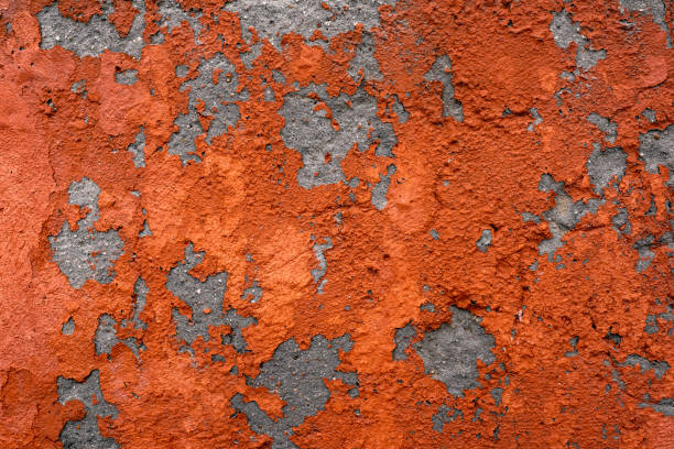 vecchio muro incrinato e fatiscente di un edificio - peeling paint abandoned old foto e immagini stock