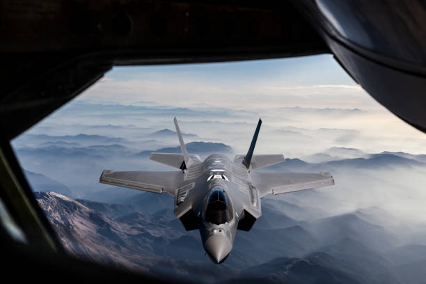 mid-air refueling - fighter plane aerospace industry air air vehicle imagens e fotografias de stock