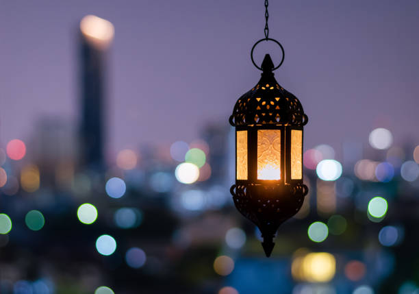 ramadan kareem latarnia z centrum światła miasta. - city of post zdjęcia i obrazy z banku zdjęć