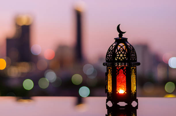 ramadan kareem latarnia z centrum światła miasta. - city of post zdjęcia i obrazy z banku zdjęć