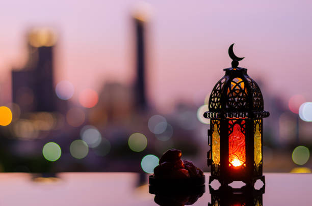 ramadan kareem latarnia i daty owoców z centrum miasta światła tła. - city of post zdjęcia i obrazy z banku zdjęć