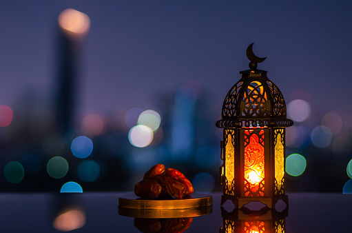 Linterna Kareem de Ramadán y fechas frutales con fondo de luz de la ciudad. photo