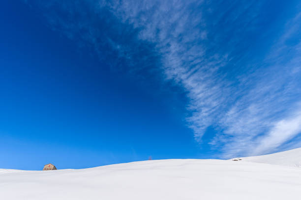 雪と冬のレッシニア高台の古い酪農場 - ヴェネトイタリア - snow horizon winter shed ストックフォトと画像