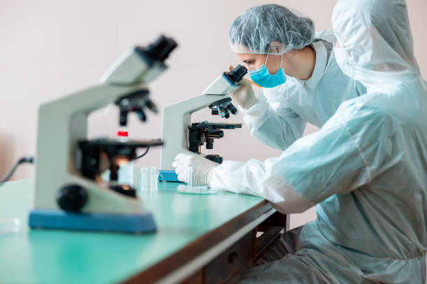 científicos de investigación confirman resultados de pruebas - research clean room laboratory genetic modification fotografías e imágenes de stock